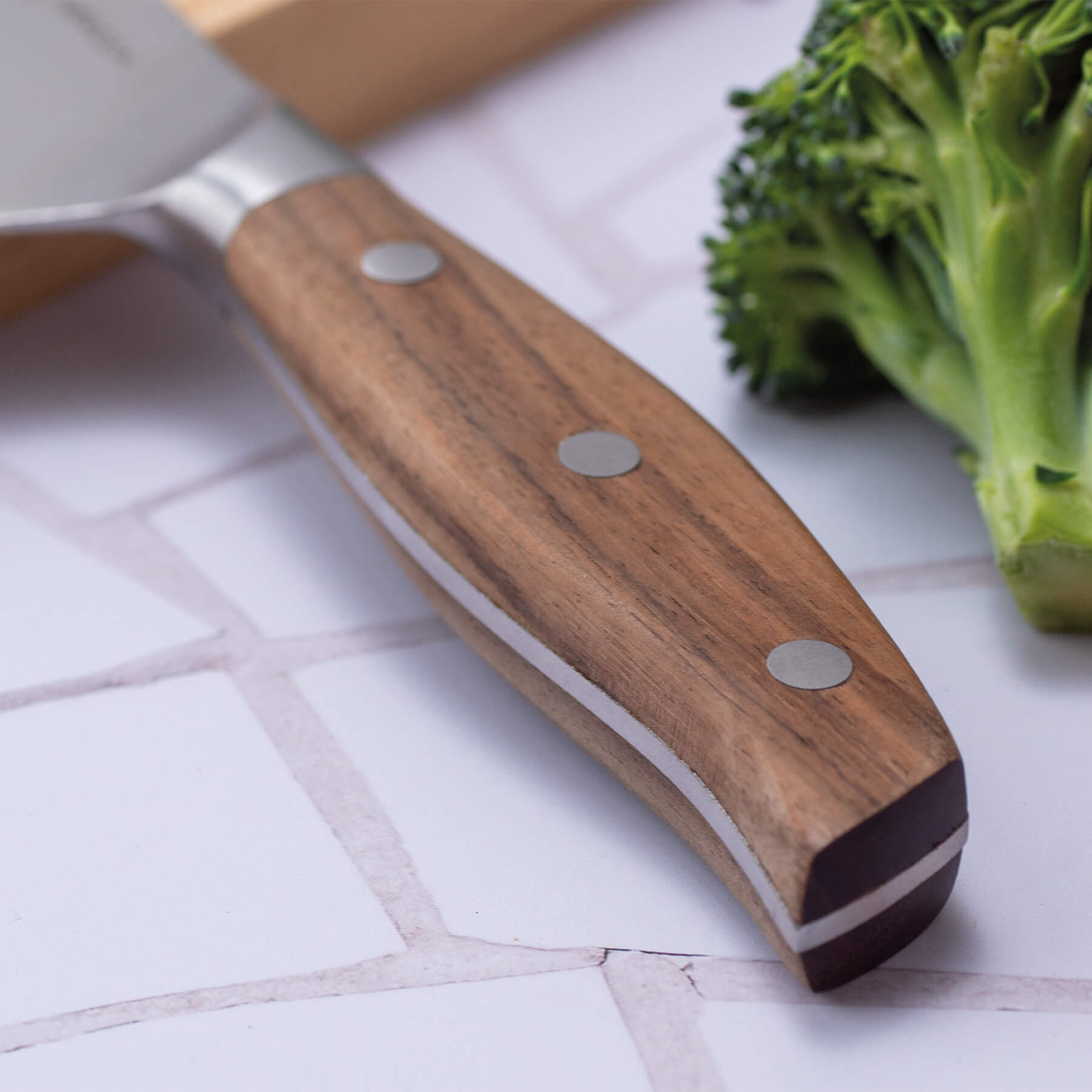 cuchillo Norden con mango de madera de roble