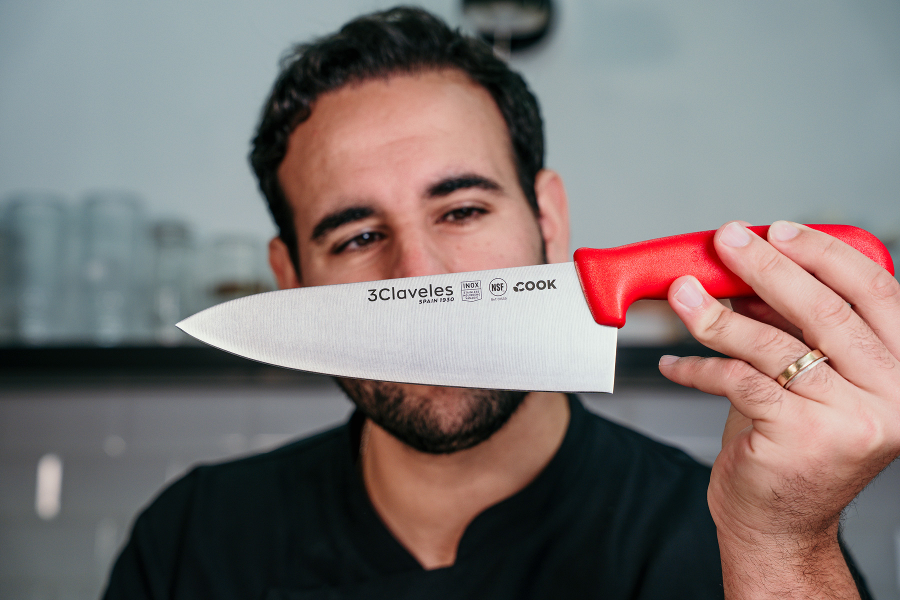 Pedro Venteo con cuchillo rojo 3Claveles Gama Cook