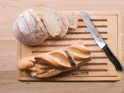 Knives to cut bread