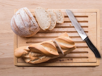Knives to cut bread