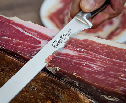 Cuchillo 3 Claveles cortando jamón